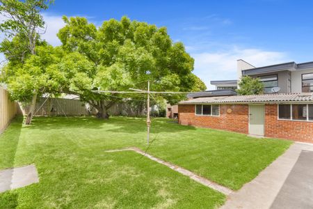 LOVELY THREE BEDROOM HOME! - Photo 2