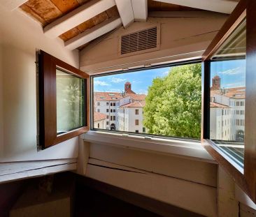 Ultimo piano con travi a vista nel cuore di Vicenza - Photo 6