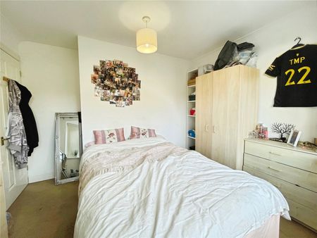 Nightingale Shott, Egham, Surrey, TW20 9SU - Photo 2