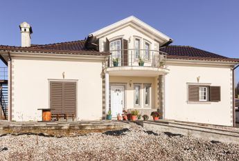 Floor of 2 bedroom villa, partially furnished and semi equipped in Requeixo!