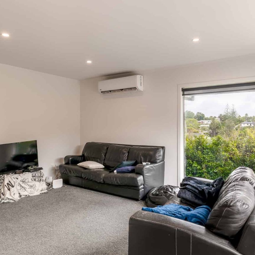 Welcome to this modern and spacious 4-bedroom, 1-bathroom home located at Birkdale. - Photo 1