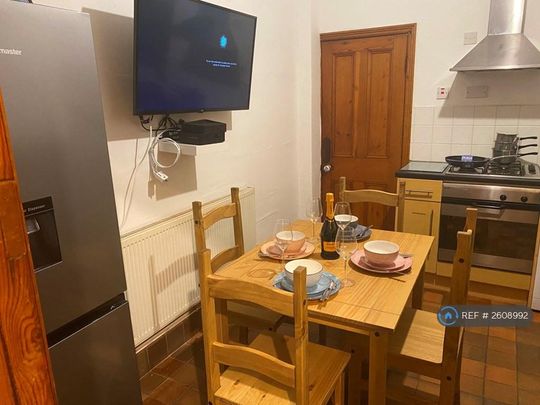 1 bedroom in a house share to rent - Photo 1