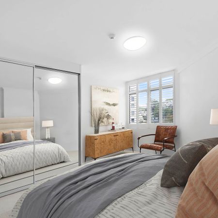 Oversized one bedroom apartment with City Skyline views - Photo 3