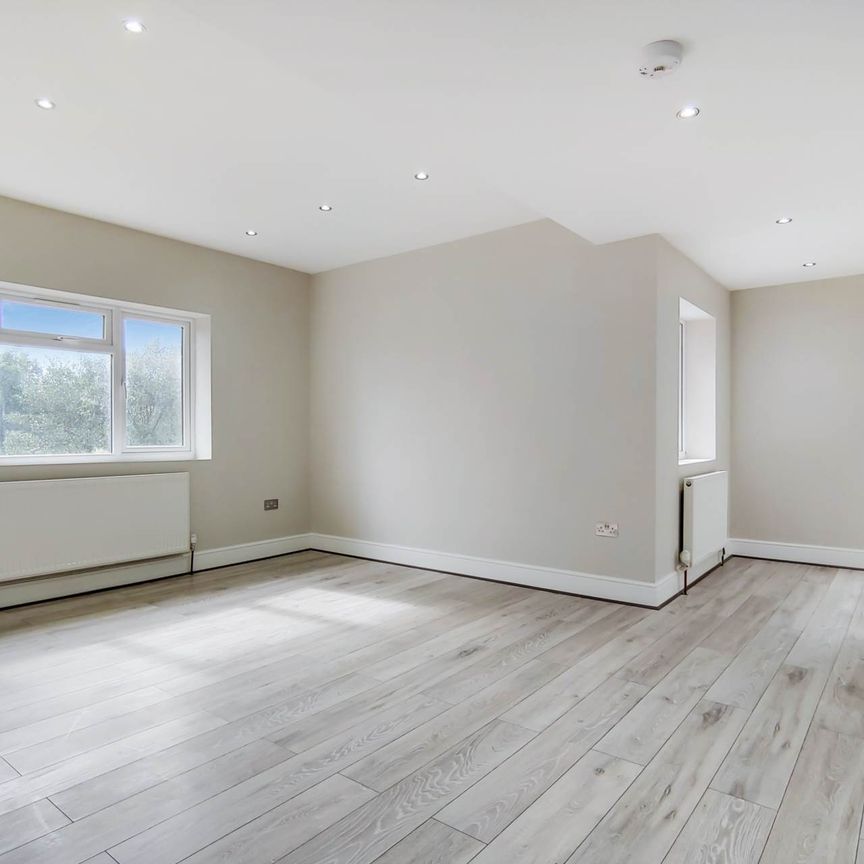 Price £600 pw - Available 18/11/2025 - Unfurnished - Photo 1