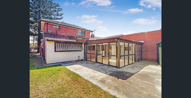 Large Home opposite the Park & Close to the Beach! - Photo 1