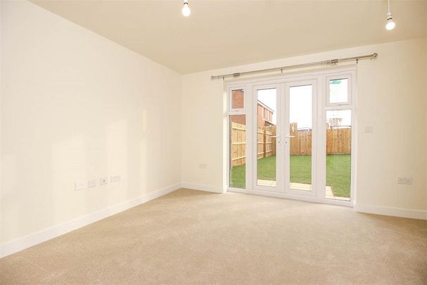 2 bedroom end of terrace house to rent - Photo 1