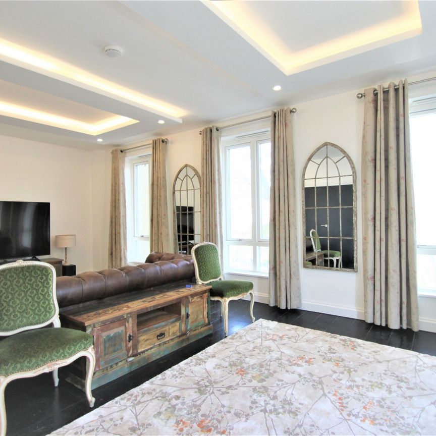 Ashchurch Grove, Hammersmith, London, W12 - Photo 1