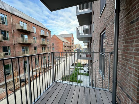 Lys 3-værelses lejlighed i Nørresundby med altan og tagterrasse - Foto 1