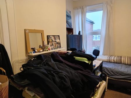 4 Bed Semi-Detached House, Mordaunt Road, SO14 - Photo 5