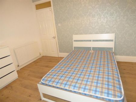 3 bedroom flat to rent - Photo 2