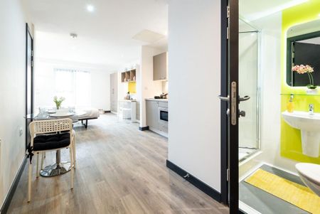 1 bedroom in a flat share to rent - Photo 2