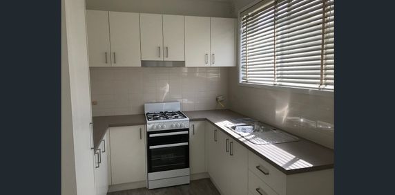 SO FRESH & CLEAN, Ground Floor! - Photo 2