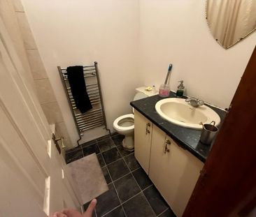 1 bedroom in a house share to rent - Photo 2