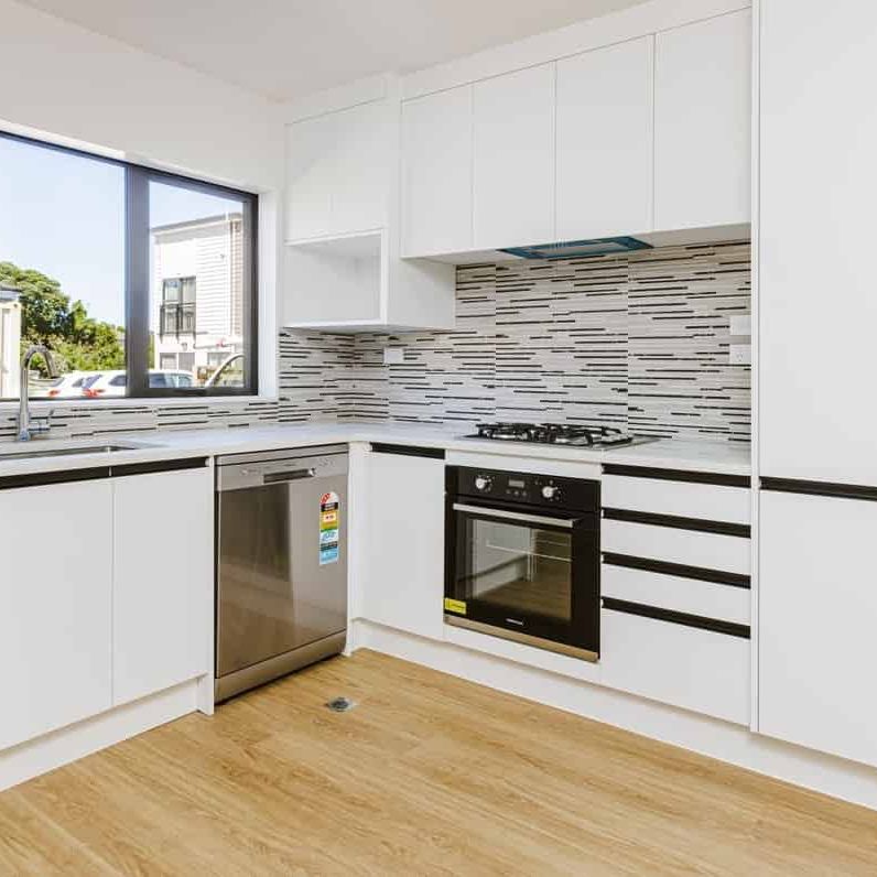 Spacious 3-Bedroom Townhouse Available for Rent in Papatoetoe - Photo 1