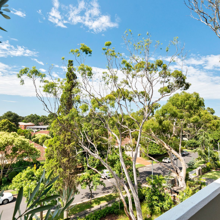 Modern One-Bedroom Apartment with Study & Balcony in Prime Location! - Photo 1