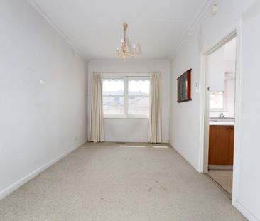 Spacious Five-Bedrom Family Home in Prime Box Hill South - Photo 2