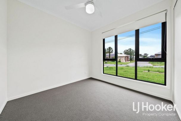 Exceptional Location - Just 6 Minutes to Train Station & 7 Minutes to Hospital! - Photo 1
