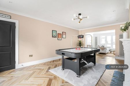 5 bedroom detached house to rent - Photo 3