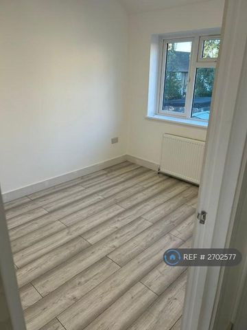 3 bedroom end of terrace house to rent - Photo 3