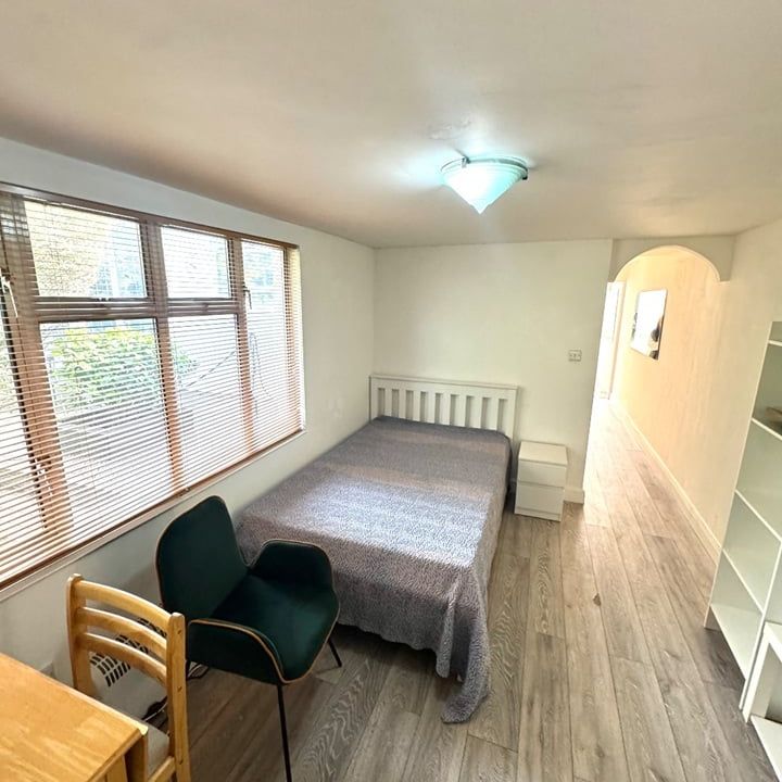 Studio Flat, Chatsworth Road, NW2 - Photo 1