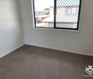 3 BEDROOM TOWNHOUSE - Double Garage, Air Cons - Photo 6