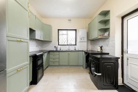 Amazing 5 double bedroom house with garden mins to tube & shops - Photo 2