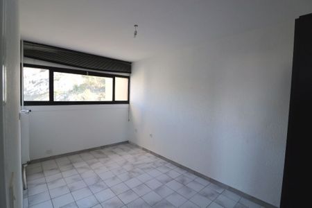 Appartement 2 pièces 42m2 MARSEILLE 8EME 750 euros - Photo 2