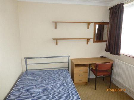 4 bedroom private hall to rent - Photo 3