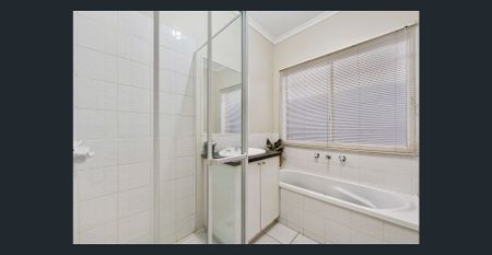 Cozy Family Home! - Photo 2