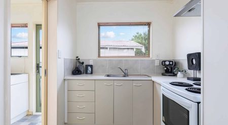 2 bedroom house with 1 bathroom - Photo 3