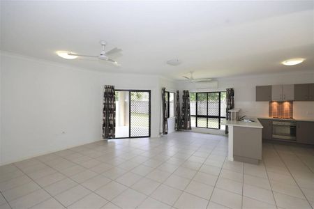 Beautiful Home for the Smaller Family - Large Patio - Side Access - Photo 2