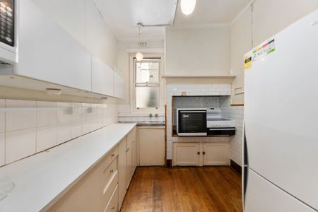 Charming Fully Furnished 1-Bedroom Apartment Moments from Fitzroy Gardens & Cafes - Photo 5