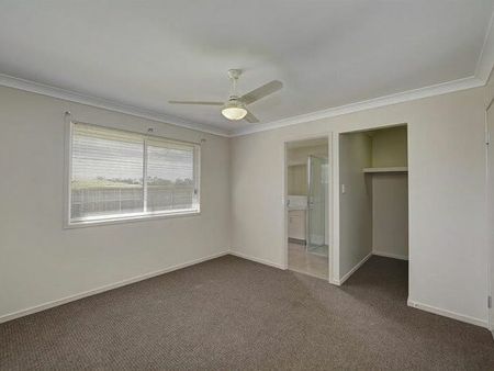 4 Bedroom Modern Home - Photo 2