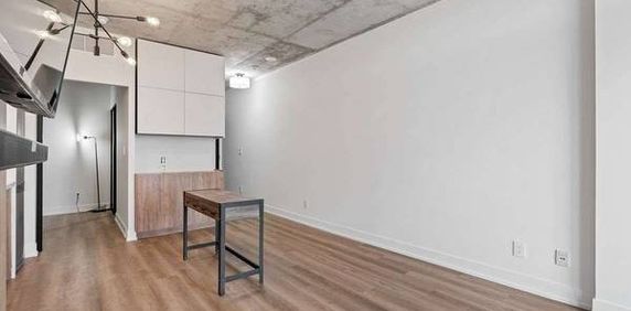 QUEEN WEST 2 BEDS 1 BATH HARD LOFT PARKING INCLD - Photo 2