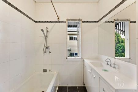 Charming Queenslander with Wide Verandas and Expansive Backyard - Photo 5