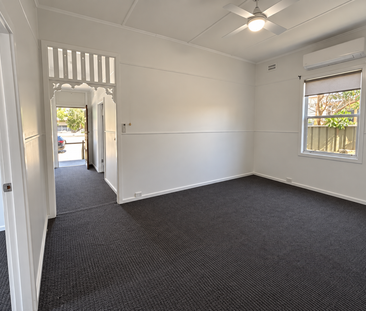 CHARMING THREE-BEDROOM HOME, BEAUTIFULLY REFRESHED THROUGHOUT - Photo 1