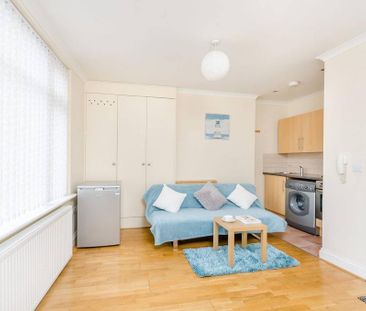 Studio to rent - Photo 1