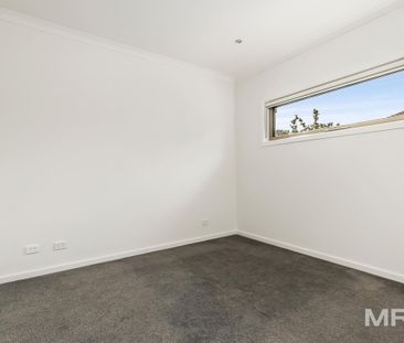 Spotless modren unit with great courtyard - Photo 2
