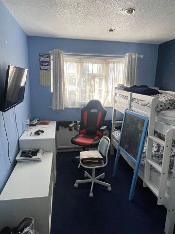 4 Bed Detached House, Tennyson Road, LU1 - Photo 2