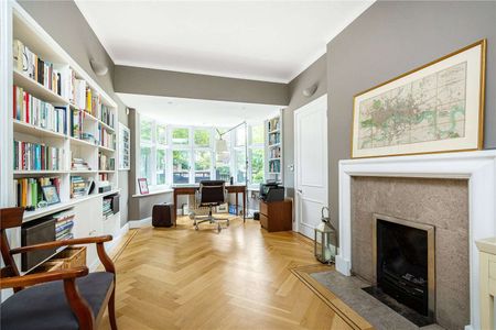 A most handsome, detached family home situated on a large plot with a wonderful large garden. - Photo 2