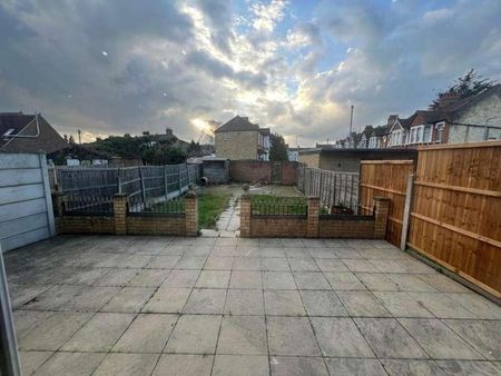 Audley Gardens, Ilford, IG3 - Photo 5