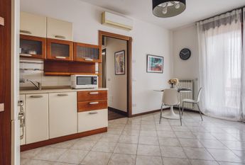 Cozy single room with window in Milan