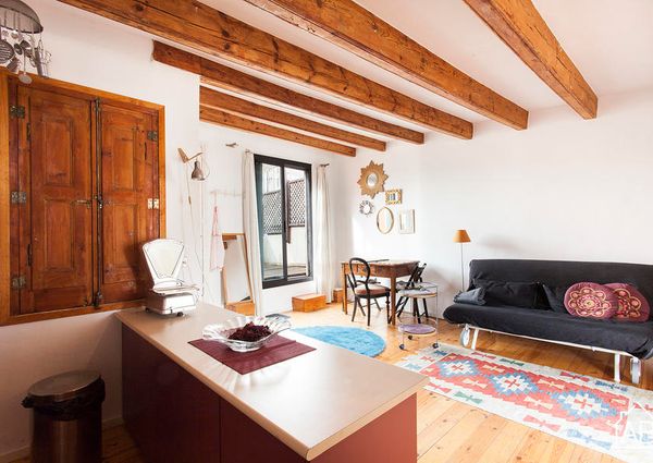 Lovely studio apartment with a terrace close to Las Ramblas