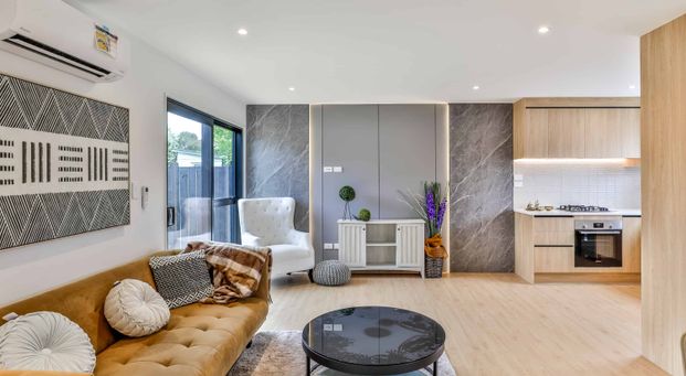 BRAND NEW SPACIOUS FAMILY HOME - MANGERE EAST - Photo 1