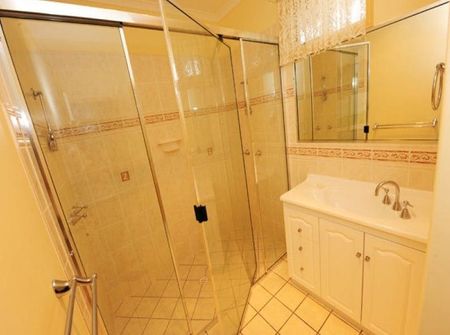 SPACIOUS 4 BEDROOM FAMILY HOME WITH MODERN COMFORTS, GENEROUS OUTDOOR SPACE AND A DOUBLE LOCK UP GARAGE IN A HIGHLY SOUGHT AFTER CLINTON LOCATION - Photo 5