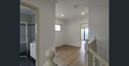 Private, low maintenance family home in a great location! - Photo 2