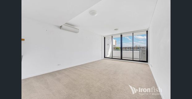 LUXURY SPLIT LEVEL SPACIOUS APARTMENT - Photo 1