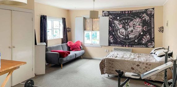 Charming Studio in the Heart of Newtown - Photo 2
