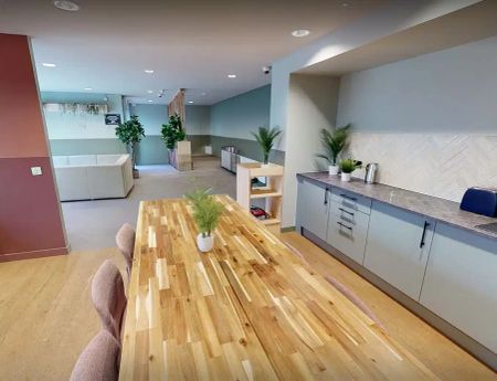 Large En-Suite - High Level - Photo 3