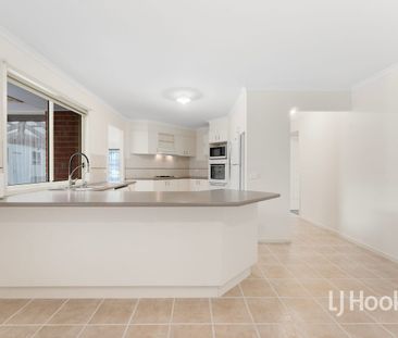 LARGE FAMILY ENTERTAINER ON 752m2 WITH EXTRA GARAGE/WORKSHOP! - Photo 3